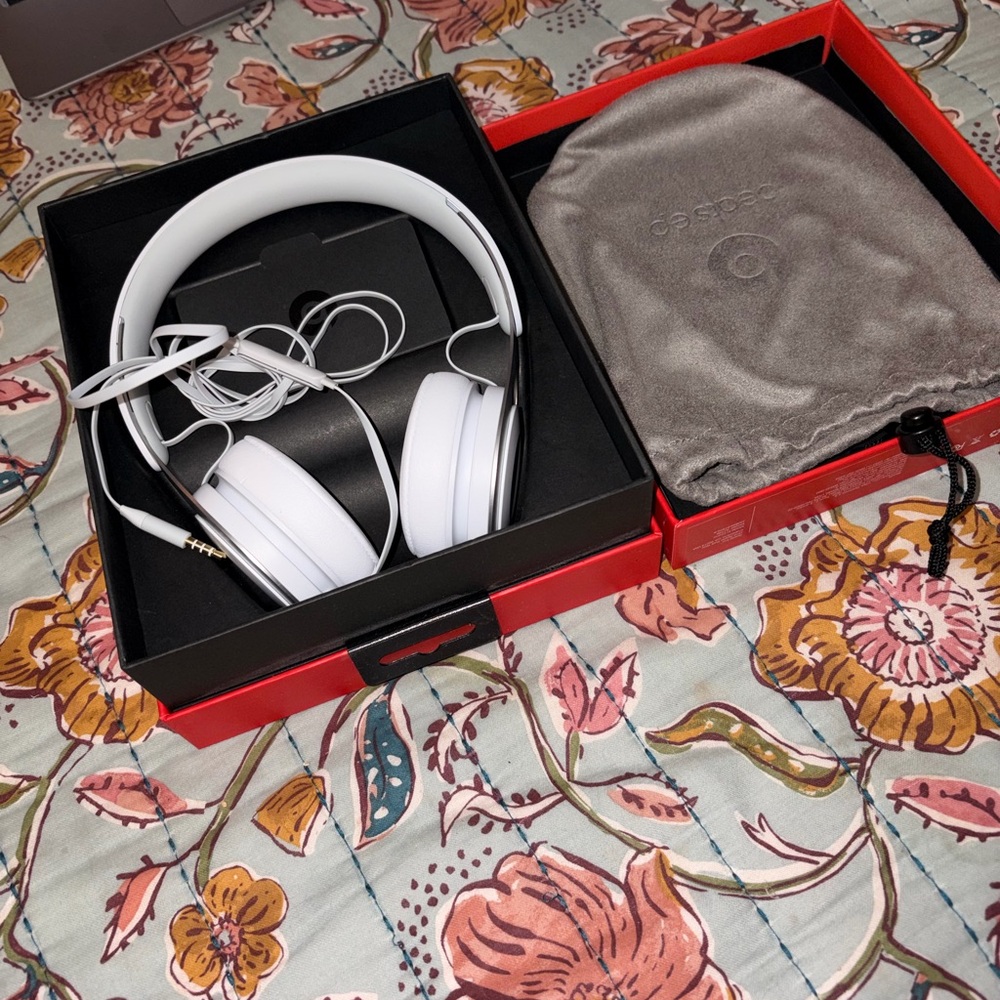 Beats by Dre White Over-Ear Headphones with Pouch